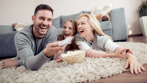 Familie beim Fernsehen Familie beim Fernsehen